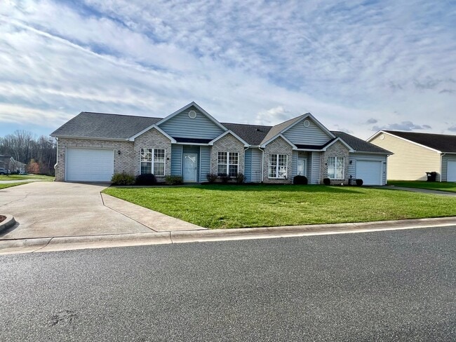 Building Photo - 2 Bedroom Townhouse in Campbell County