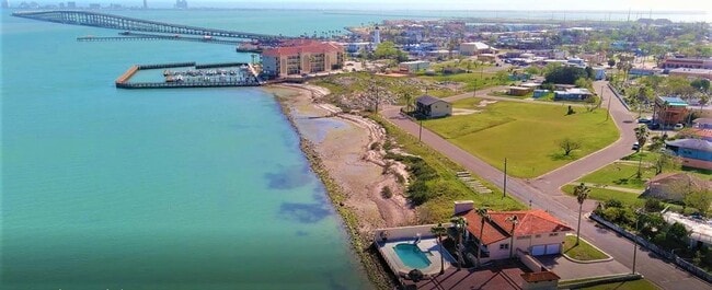 Photo - 602 N Shore Dr E