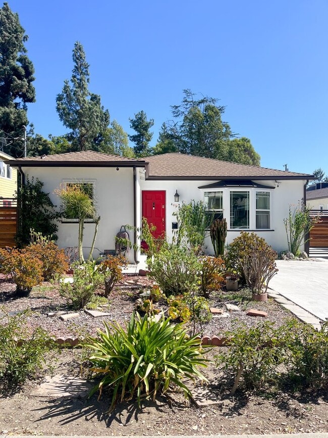 Charming Stand-Alone Home in El Sereno - Charming Stand-Alone Home in El Sereno