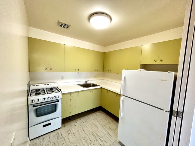 Kitchen - 5435 N Artesian Ave Unit 3E