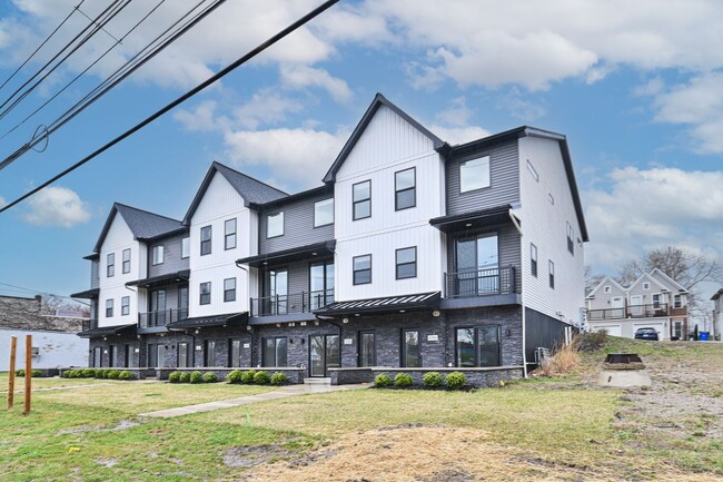 Building Photo - Walworth Townhomes