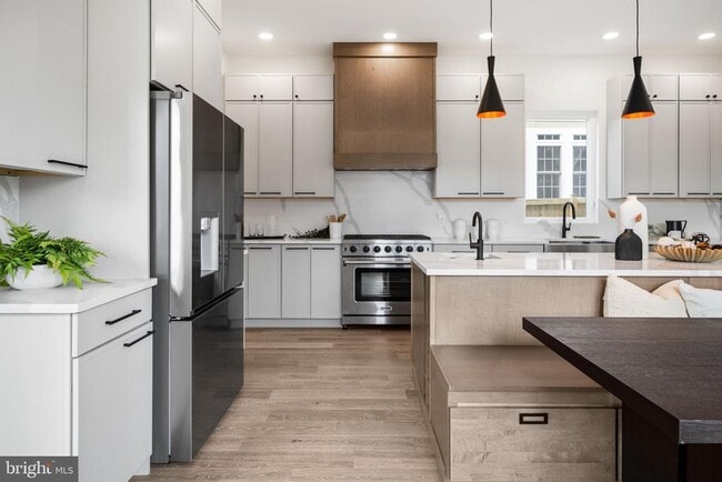 Photo - 2001 N George Mason Dr