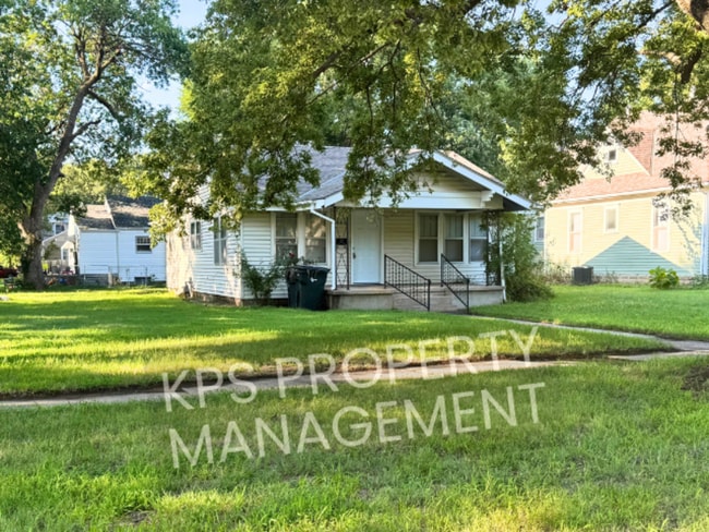 Building Photo - 902 E 8th St Rental