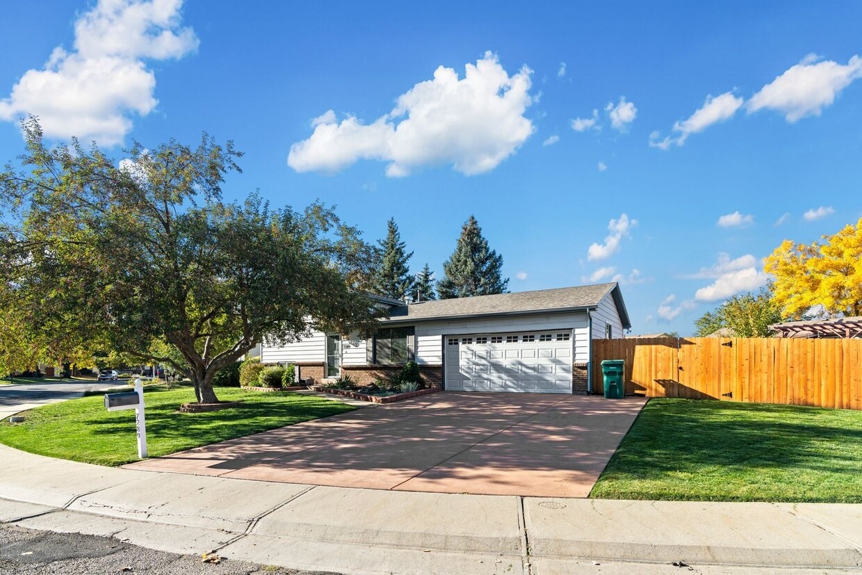 3 Bed 2 Bath Home with HUGE Yard Available... - 3 Bed 2 Bath Home with HUGE Yard Available...