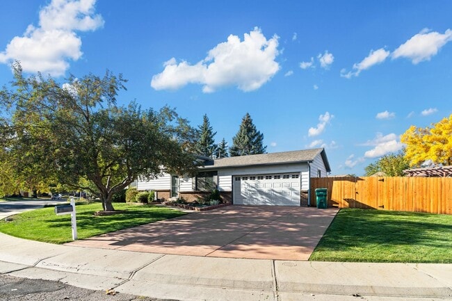 3 Bed 2 Bath Home with HUGE Yard Available... - 3 Bed 2 Bath Home with HUGE Yard Available...