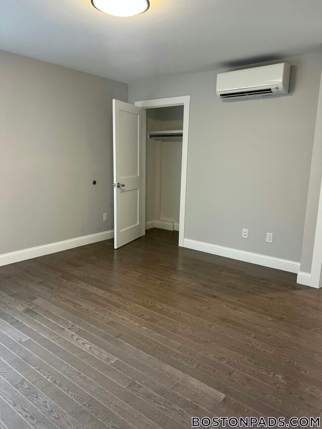 Building Photo - 328 Bank St