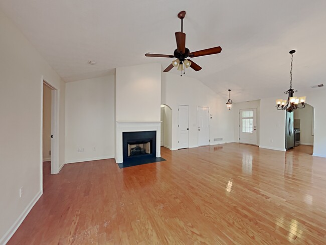 Photo - 406 Redwood Trail