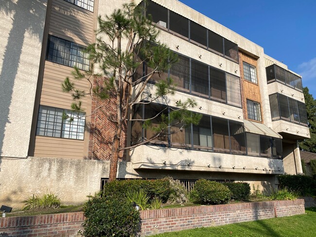 Building Photo - MOVE IN SPECIAL - Quiet Building, Prime Lo... Unit 204