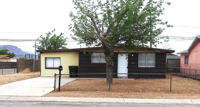 Building Photo - Beautifully Remodeled 3+1 Bungalow with Indoor-Outdoor Living