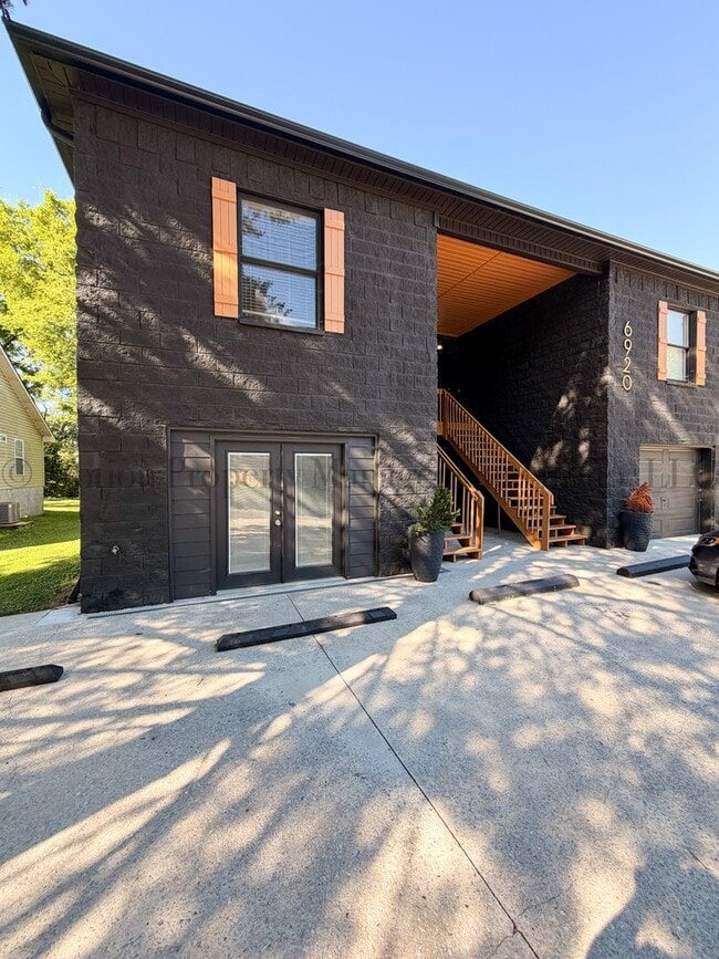 Building Photo - 6920 Northside Dr Unit C