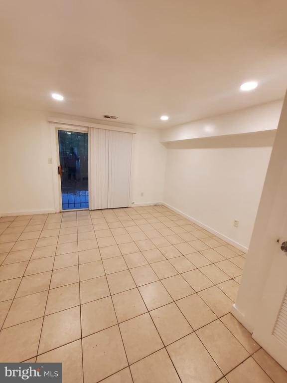 Building Photo - 1909 Dutch Village Dr