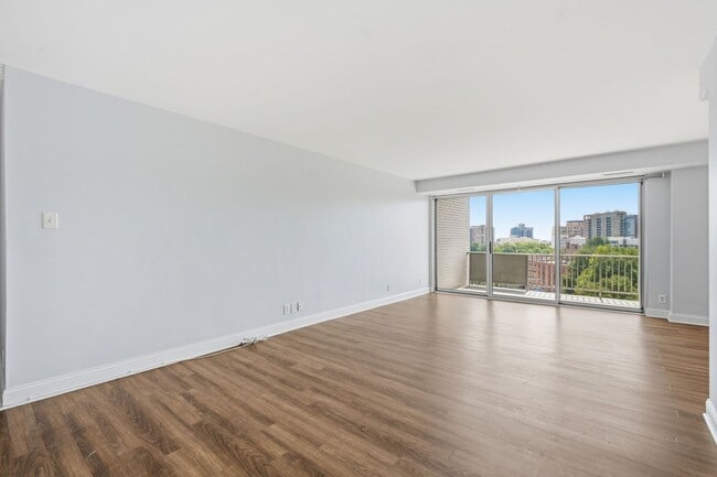 Photo - Bright Top-Floor 2BR Condo in The Whitehall with Garage Parking! Unidad 902