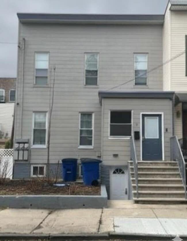 Building Photo - 9 Nesbitt St Unit 2