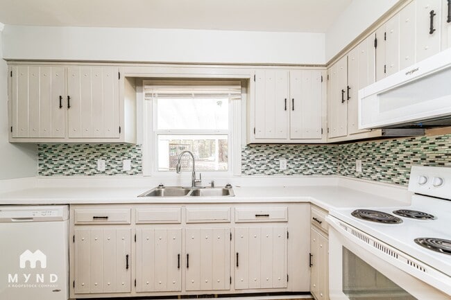 Photo - 2824 Sourwood St