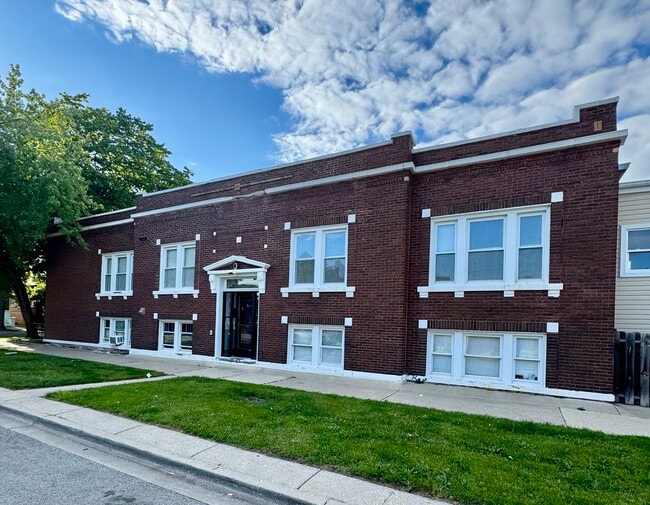 Building Photo - 2345 Cuyler Ave Unit 2R