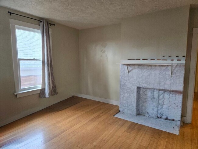 1607 Methyl St Unit Upper