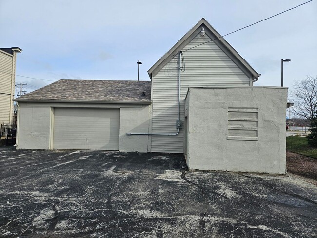 Building Photo - Falls RE Investments Unit Garage Rental