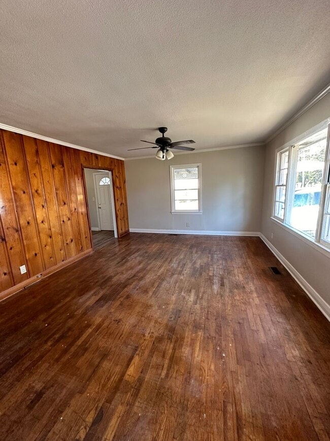 Photo - 3 Bedroom, 1.5 Bathroom Home - North Rome!