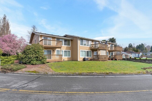 Building Photo - Newly renovated 2 BR Apartment with Stunning Views in Tacoma