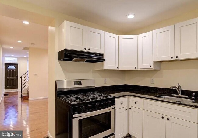 Photo - 2663 Belgrade St