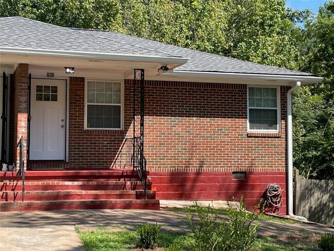 Building Photo - 672 Clifton Rd SE