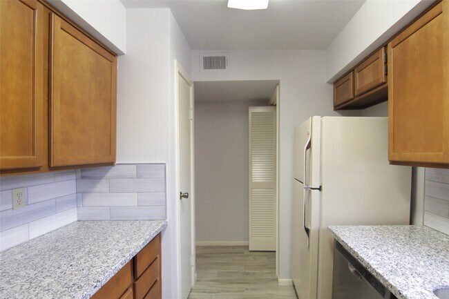 Building Photo - 3100 Walnut Bend Ln Unit 118