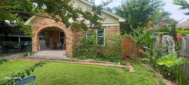 Building Photo - 610 Caplin St