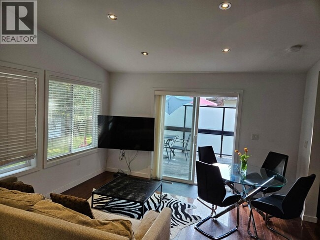 Photo - 2568 The Blvd