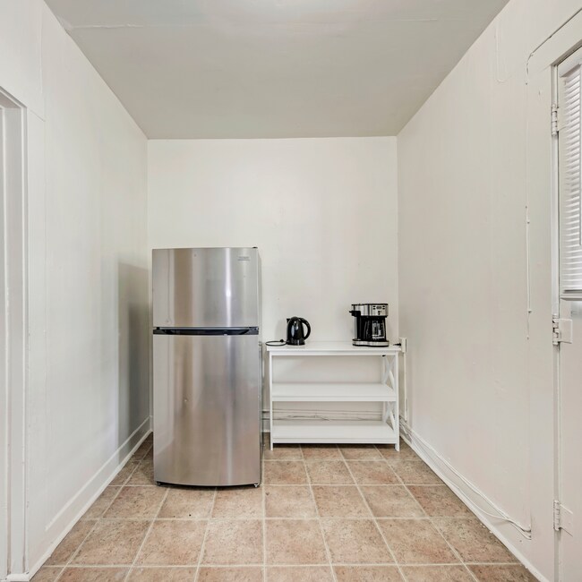 Building Photo - Charming Fully Furnished Studio in the Heart of UT Campus – $1,500/Month Unit 2
