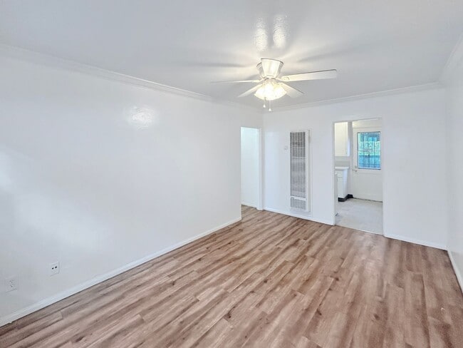 Photo - Renovated 1B/1BA w/ Walk-In Closet & On-Si... Unit 48th St - 4453 1/2