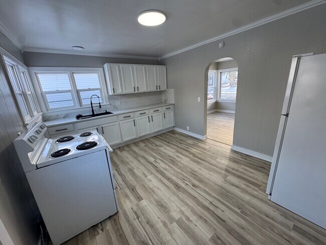 Photo - 704 E Walnut St