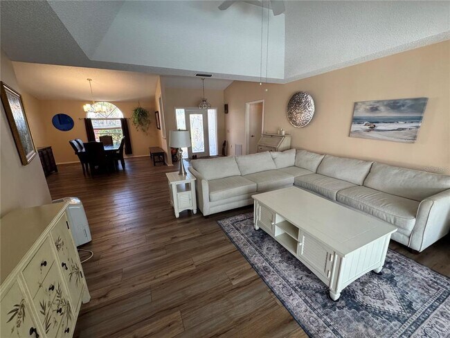 Photo - 549 Warwick Ln