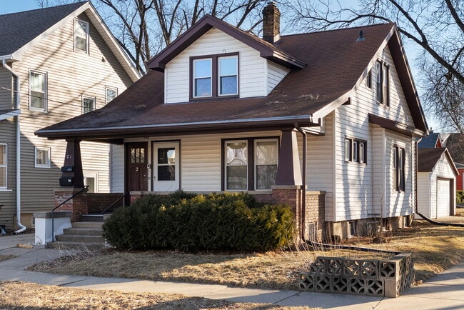 Front of House - 21 Farwell St Unit 1