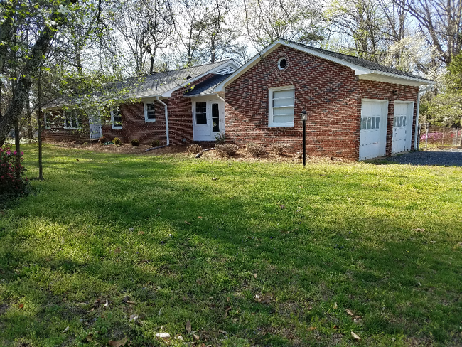 Photo - 4427 Kernersville Rd House