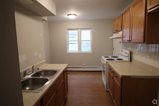 Building Photo - 1642 W Morse Ave Rental
