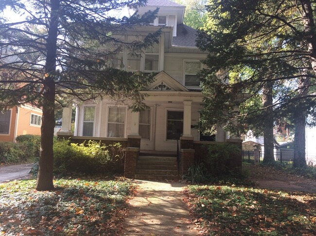 Building Photo - 1419 S Lowell Ave Unit Upstairs