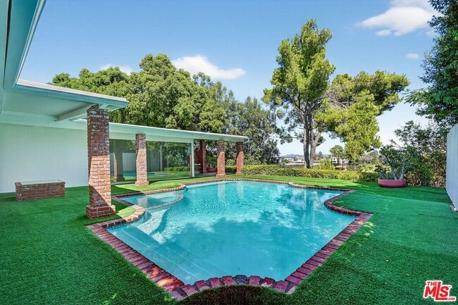 Photo - 2042 Linda Flora Dr