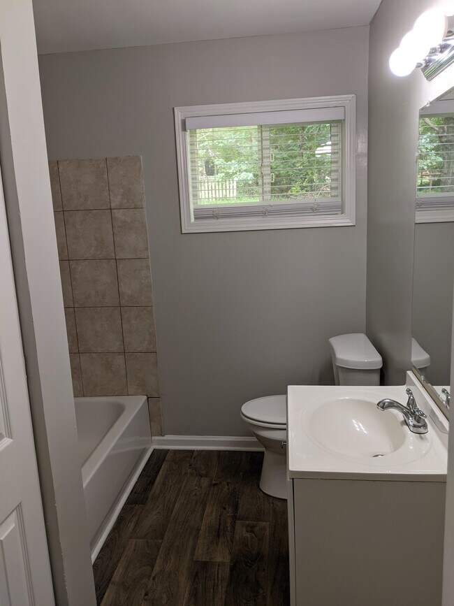 Photo - 1144 Regis Rd SE