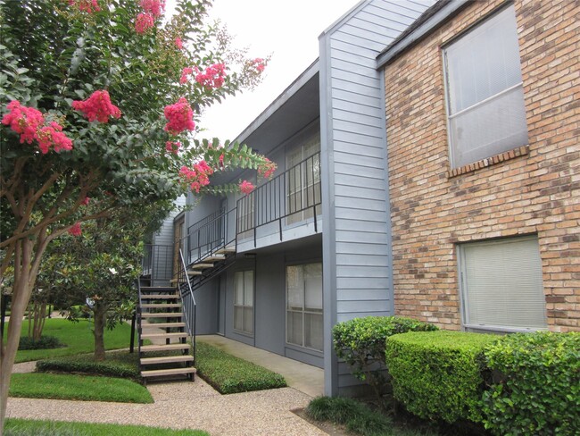 Building Photo - 6202 Skyline Dr Unit True