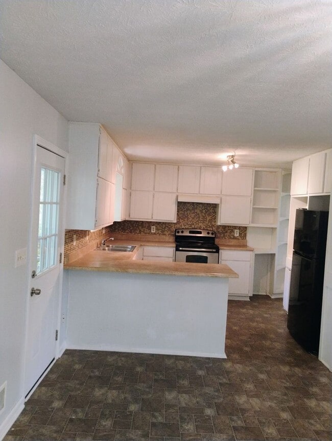 Large 4 Bedroom Home w/Basement! Convenien... - Large 4 Bedroom Home w/Basement! Convenien...