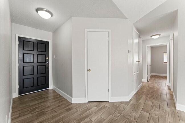 Photo - 1111 Tanglewild Ln