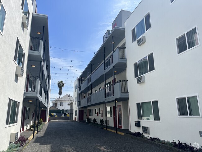 Front view of property - The Hive On Ellendale USC Student Housing Rental