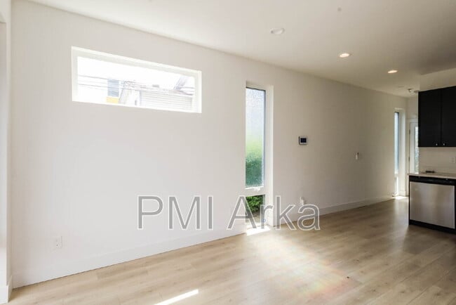 Photo - 909 28th Ave S