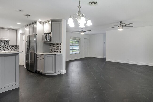 Photo - 276 SW 7th Ave