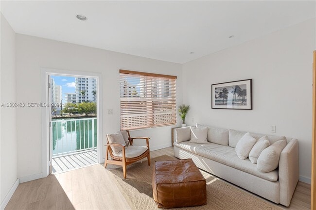 Building Photo - 2445 Lake Pancoast Dr Unit M