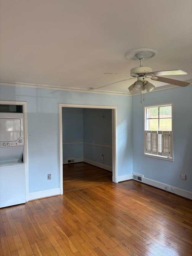 Cleveland Park - University Ridge Condo- 2 Bedroom 1 Bath