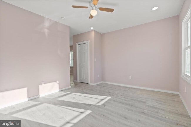 Building Photo - 309 N Oxford Ave