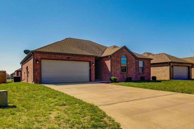 Building Photo - Beautiful all brick 3 bed 2 bath house in ...