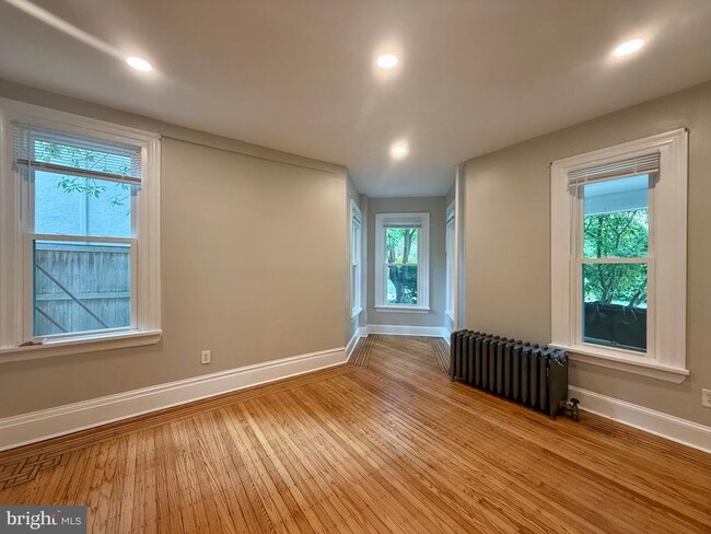 Building Photo - 2602 W 18th St Unit 1