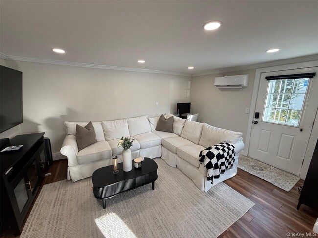 Building Photo - 547 Middle St